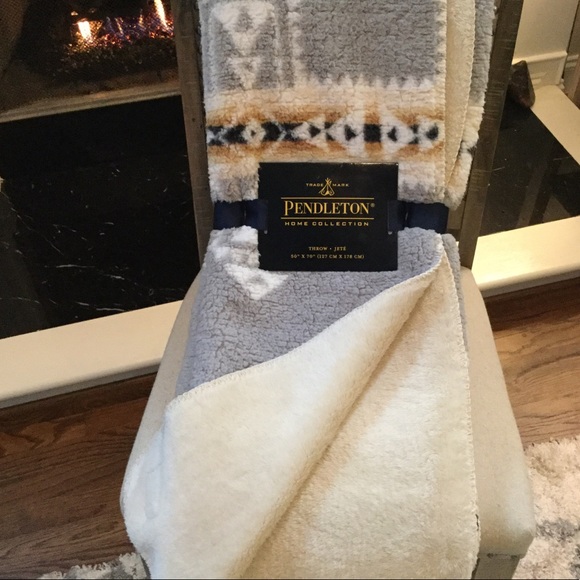 PENDLETON Aztec Print Sherpa Fleece Throw Blanket Boho Gray Cream Black NIP - Picture 3 of 8